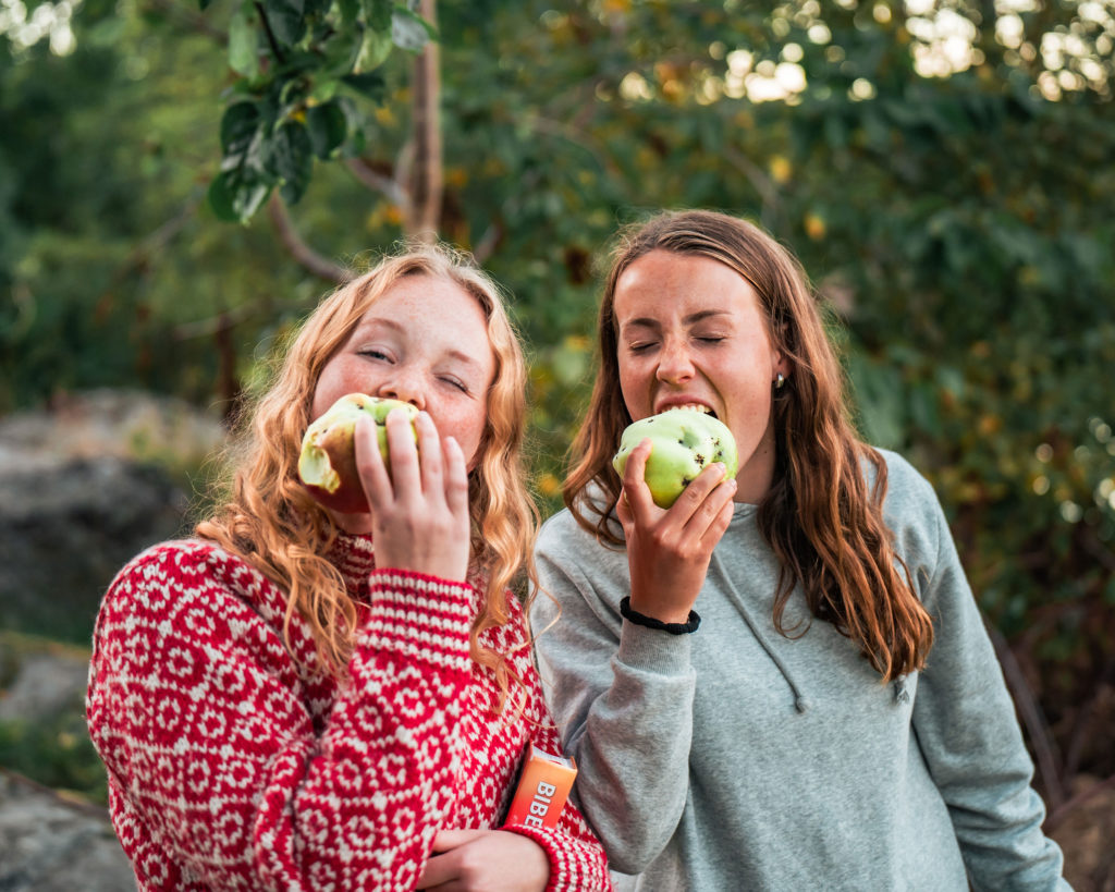To jenter spiser epler